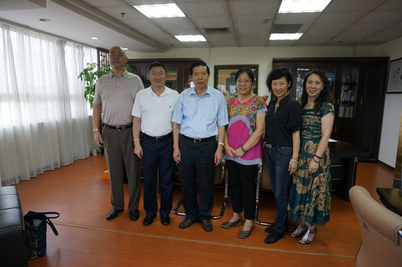 协会一行与深圳市商业联合会常务秘书长史依丽女士（右二）合影