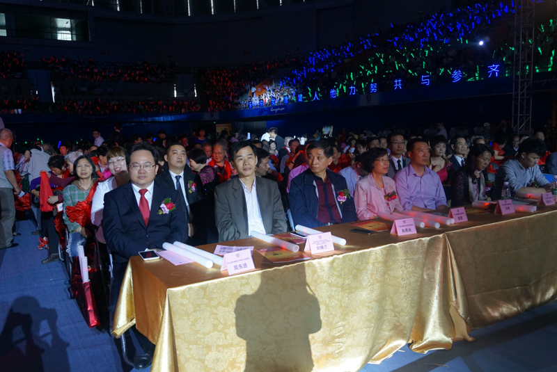 广东省保健协会常务副会长肖燕池（左三）等领导