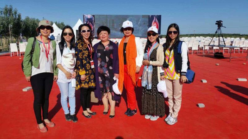 同行企业合影(左三为戴芳兰副会长,左四为大漠红董事长邱雪梅女士)