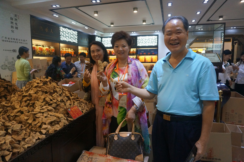 省林业厅原副厅长倪南青（右一）与马丽副会长兼秘书长（中间）、戴芳兰副会长（左一）带企业参观新宝堂旗舰店