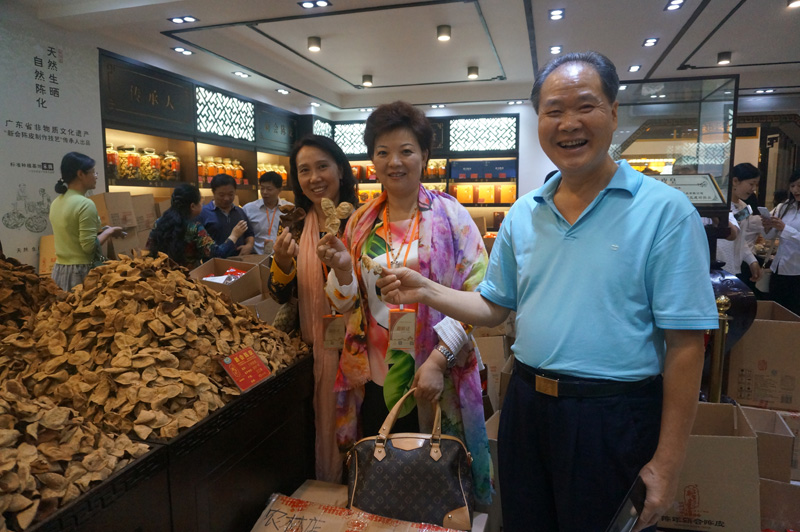 省林业厅原副厅长倪南青(右一)与马丽副会长兼秘书长(中间)、戴芳兰副会长(左一)带企业参观新宝堂旗舰店