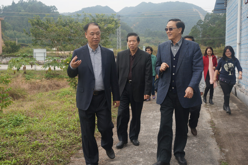 蔡建中董事长介绍养殖厂情况